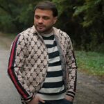منا علیو